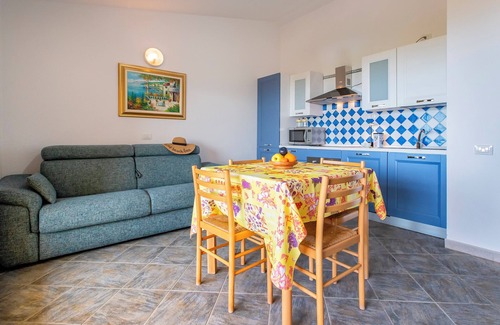 Trinita d'Agultu Apartamento | Acogedor apartamento vacacional "Con Piscina 13" con vistas al mar, jardín y piscina