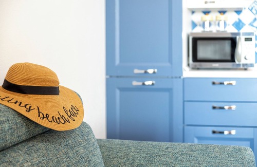Trinita d'Agultu Apartamento | Acogedor apartamento vacacional "Con Piscina 13" con vistas al mar, jardín y piscina