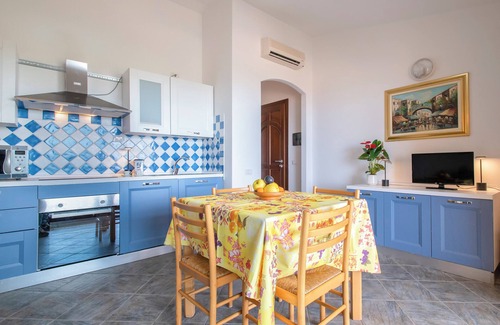 Trinita d'Agultu Apartamento | Acogedor apartamento vacacional "Con Piscina 13" con vistas al mar, jardín y piscina
