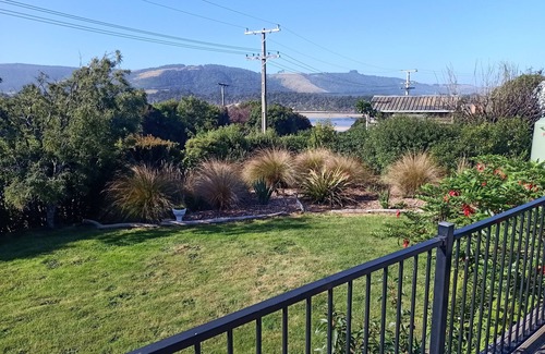 Papatowai Casa | Cosy kiwi holiday home with beautiful view and a short stroll to the beach!