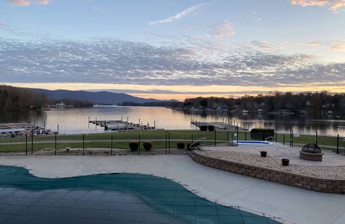 Smith Mountain Lake Condominio | Cosy Lakefront Condo -- 1-bedroom w/WiFi & fitness room in wonderful Huddleston