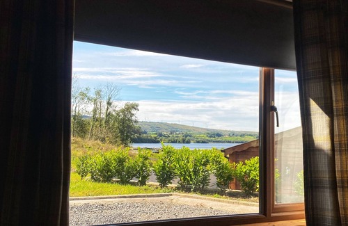 Enniskillen Cabina | Cosy lakeside lodge, ensuite bedrooms, pet-friendly, opt spa. Belleek Fermanagh