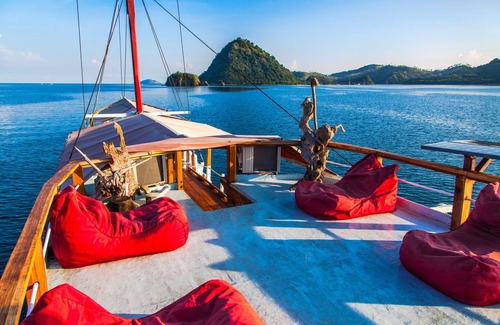 Labuan Bajo Alquiler De Eote | Acogedor liveaboard con aire acondicionado para grupos pequeños, Parque Nacional de Komodo