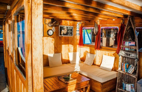 Labuan Bajo Alquiler De Eote | Acogedor liveaboard con aire acondicionado para grupos pequeños, Parque Nacional de Komodo