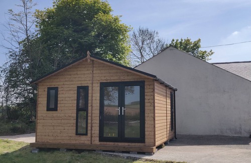 Comber Cabina | Cosy Log Cabin - views of Scrabo Tower