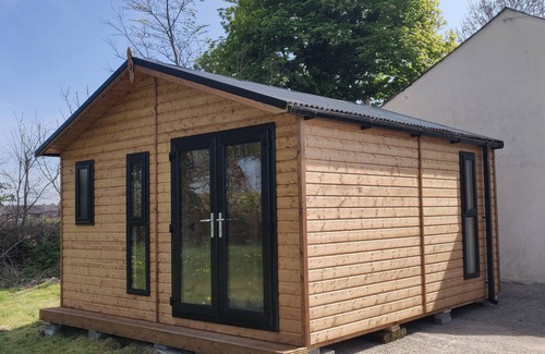 Comber Cabina | Cosy Log Cabin - views of Scrabo Tower
