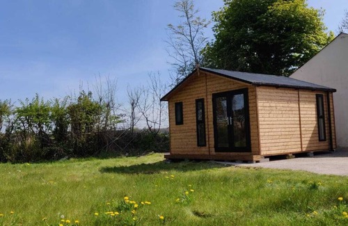 Comber Cabina | Cosy Log Cabin - views of Scrabo Tower