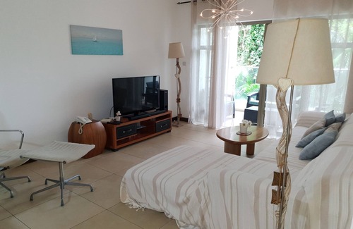 La Preneuse Apartamento | Cosy, modern apartment convenient with nearby beach, shops & supermarkets