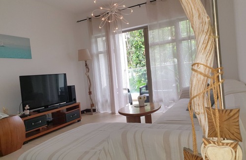 La Preneuse Apartamento | Cosy, modern apartment convenient with nearby beach, shops & supermarkets