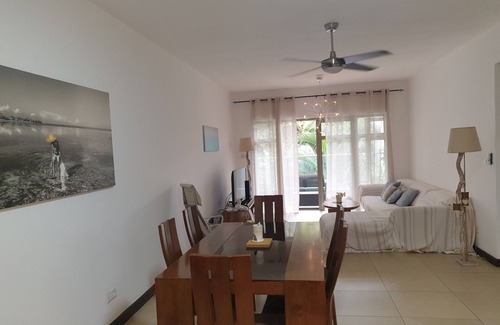 La Preneuse Apartamento | Cosy, modern apartment convenient with nearby beach, shops & supermarkets