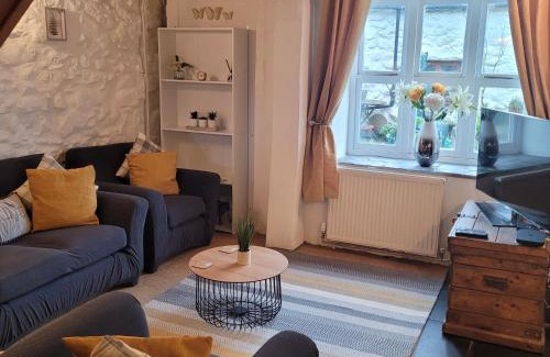 Llwyngwril Casa | Cosy modern cottage by the sea, heart of snowdonia