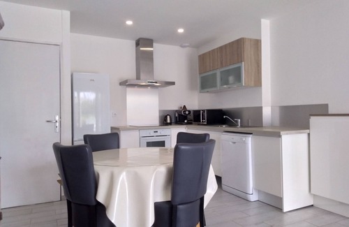 Pont-Saint-Esprit Villa | acogedor pabellón nuevo, piscina climatizada con playa sumergida
