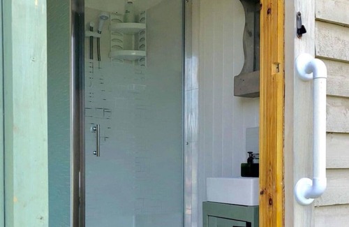 Hadlow Down Cabina | Cosy, peaceful and secluded lakeside shepherds hut.