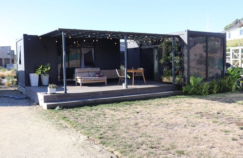 Peka Peka Cabina | Cosy pods, 2 minutes walk from beach - pet friendly!