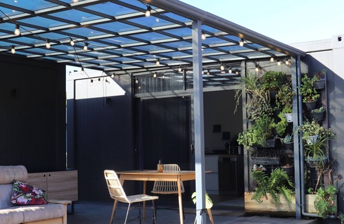 Peka Peka Cabina | Cosy pods, 2 minutes walk from beach - pet friendly!