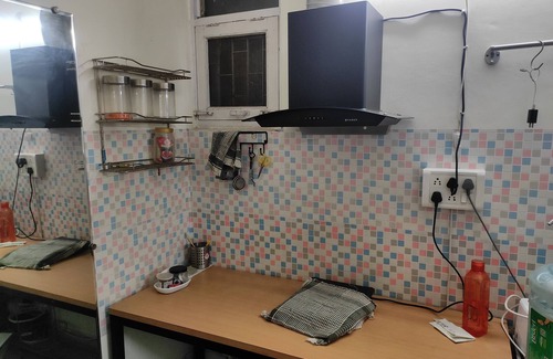 Delhi Apartamento | Cosy private room for females in an apartments, 5 mins walk from metro station