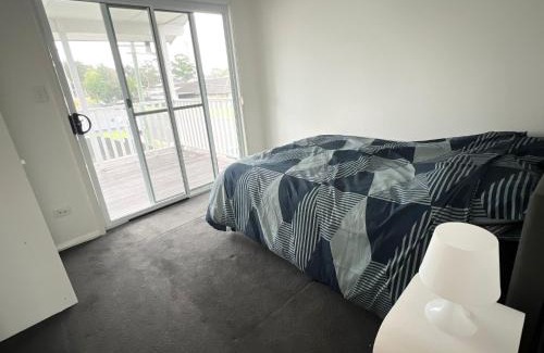 South Wentworthville Casa | Cosy Queen Room with Balcony Access and Pool - SW6