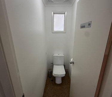 South Wentworthville Casa | Cosy Queen Room with Balcony Access and Pool - SW6