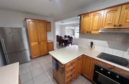 South Wentworthville Casa | Cosy Queen Room with Balcony Access and Pool - SW6