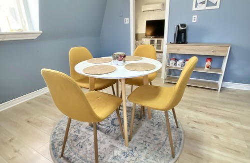 Yarmouth Apartamento | Cosy, quiet butterscotch apartment on Doane with hot tub