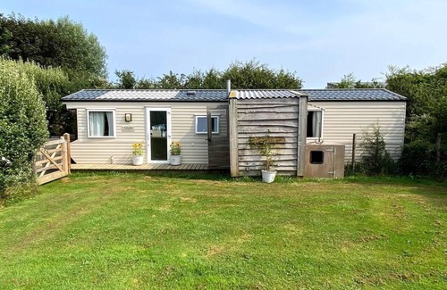 Treator Chalet De Esquí | Cosy, Quiet Static Caravan, Mawgan Porth, St Eval