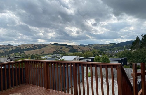 Helensville Casa | Cosy retreat from busy hassle bussle of city. Come relax at mountain view house.