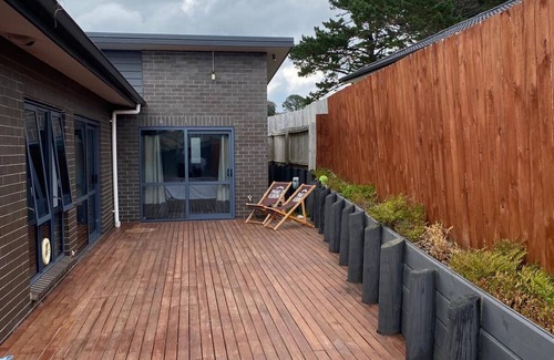 Helensville Casa | Cosy retreat from busy hassle bussle of city. Come relax at mountain view house.