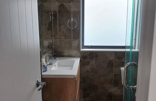 Helensville Casa | Cosy retreat from busy hassle bussle of city. Come relax at mountain view house.