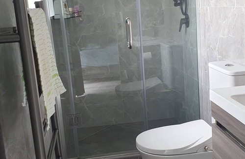 Mount Roskill Casa | Cosy room with ensuite bathroom on ground floor.