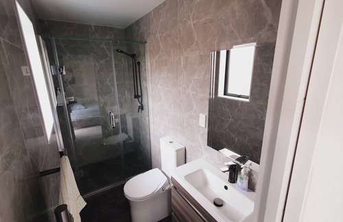Mount Roskill Casa | Cosy room with ensuite bathroom on ground floor.