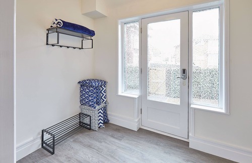 Saltburn-by-the-Sea Cabaña | Cosy seaside cottage ideal for beach, pub & town. Private sun terrace with fire pit. Dogs welcome.