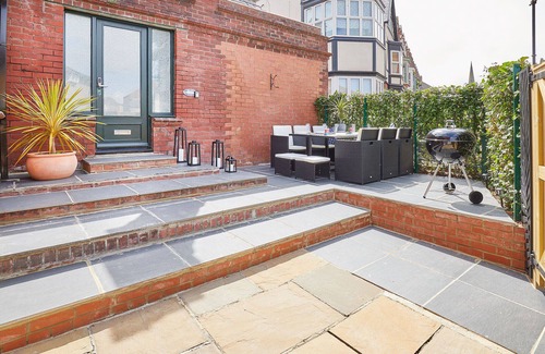 Saltburn-by-the-Sea Cabaña | Cosy seaside cottage ideal for beach, pub & town. Private sun terrace with fire pit. Dogs welcome.