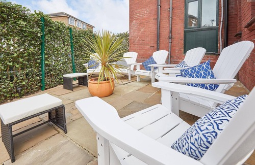 Saltburn-by-the-Sea Cabaña | Cosy seaside cottage ideal for beach, pub & town. Private sun terrace with fire pit. Dogs welcome.