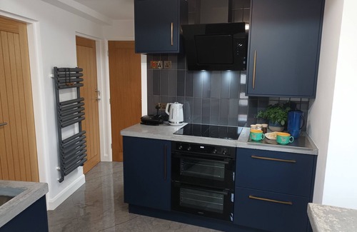 Arnold Casa | Cosy Self contained bungalow. Hispano, Asian - Brit short stay living space.