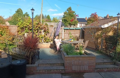 Arnold Casa | Cosy Self contained bungalow. Hispano, Asian - Brit short stay living space.