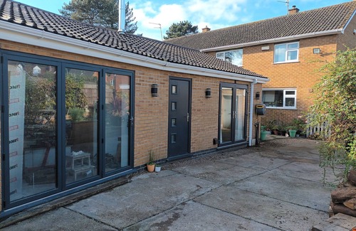 Arnold Casa | Cosy Self contained bungalow. Hispano, Asian - Brit short stay living space.
