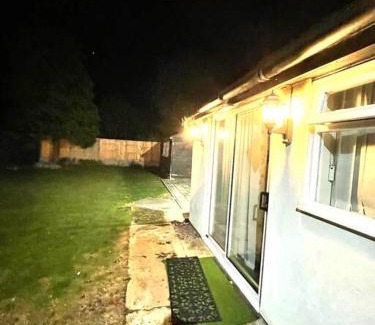 Luton Apartamento | Cosy Serene Garden 1 Bedroom Apartment