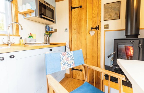 Moylegrove Cabina | Cosy shepherd’s hut in Moylegrove. The perfect escape for couples in Pembrokeshire.