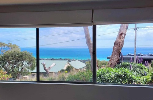 McCrae Villa | Cosy singles or couples retreat where you can enjoy bay and mountain views