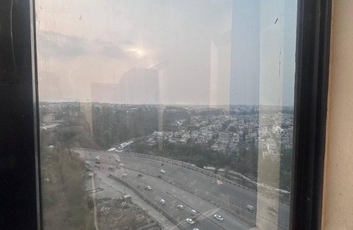 Rawalpindi Apartamento | Cosy Sky-High Retreat: Ultimate Cityscape from the Top Floor