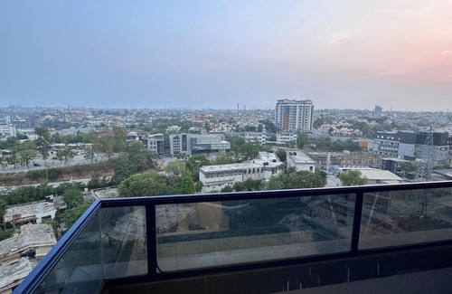 Rawalpindi Apartamento | Cosy Sky-High Retreat: Ultimate Cityscape from the Top Floor