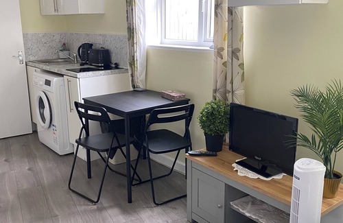 Bletchley Apartamento | Cosy, Spacious 1 bedroom self contain unit with toilet and bath
