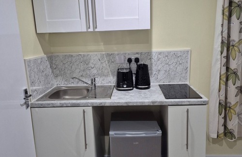 Bletchley Apartamento | Cosy, Spacious 1 bedroom self contain unit with toilet and bath