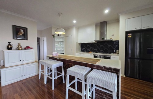 Drouin Casa | Cosy spacious hill holiday home