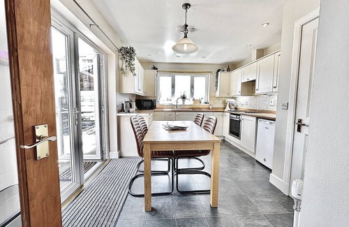 Inveraray Cabaña | Cosy, Stone Built Cottage; Super Dog Friendly; Games Room & Direct Loch Access!