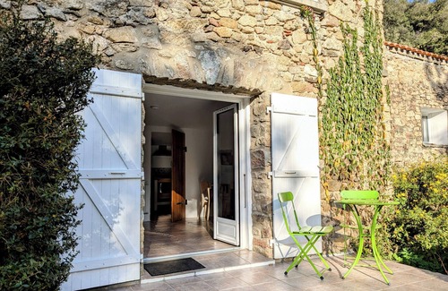Arles-sur-Tech Apartamento | Cosy studio nestled in the forest with wood-fired hot tub