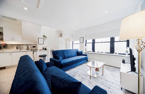 Kensal Green Casa | Cosy & Stylish 3 Bed House Near Shepherd’ Bush+ Central London | Wi-Fi | Parking