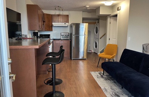 Cochrane Apartamento | Cosy Suite with Rocky Mountain View