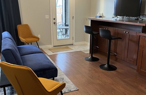 Cochrane Apartamento | Cosy Suite with Rocky Mountain View