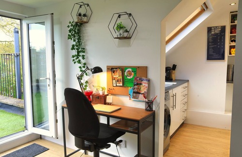 Highbury Apartamento | Cosy Top Floor Apartment w/Large Garden Terrace and Parking near the Emirates